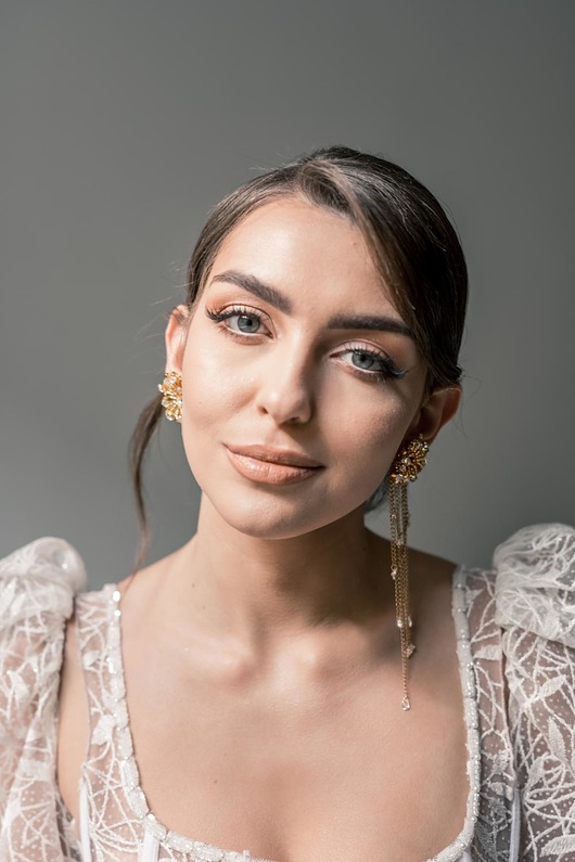 Biżuteria ślubna STELLA  - złote asymetryczne kolczyki glamour