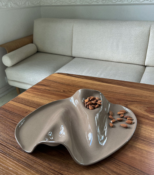 deski do krojenia i tace Ceramiczna taca na przekąski WAVY no. 8 TAUPE