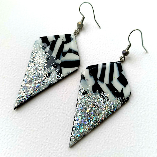 kolczyki z masy plastycznej Czarno-białe kolczyki z brokatem