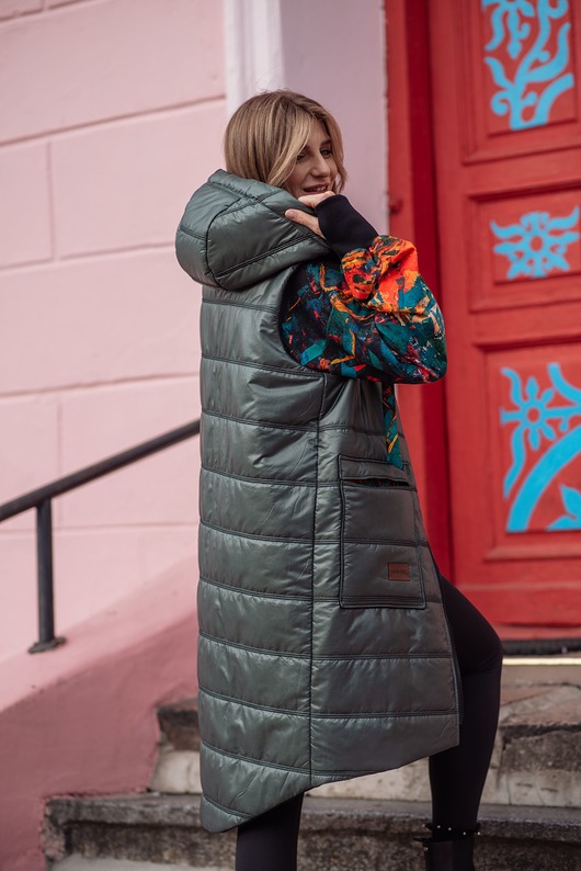 kurtki damskie Pikowana kamizelka butelkowa zieleń + wzór malarski