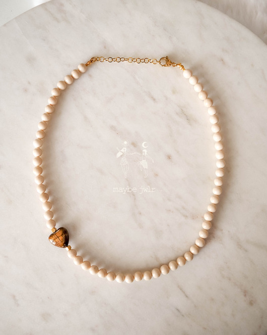 chokery Naszyjnik z jasnych kamieni rzecznych z sercem z tygrysiego oka