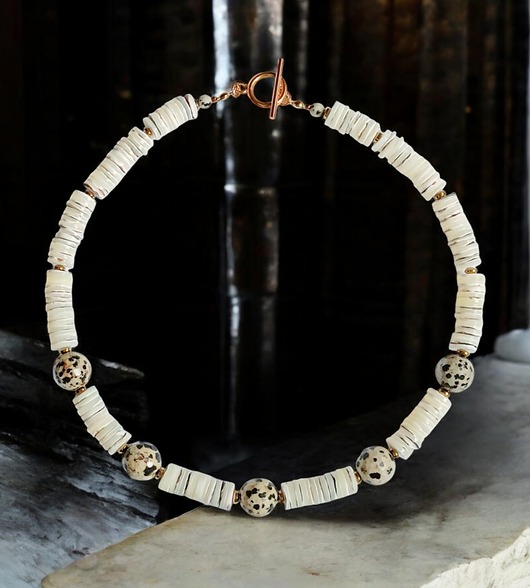 naszyjniki - inne UNIKATOWY naszyjnik : muszla kremowa i jaspis dalmatyński