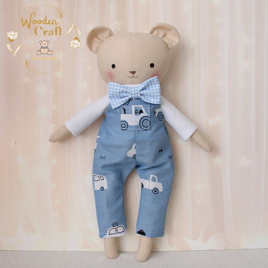 misie i maskotki Miś Antoś przytulanka w białym sweterku i niebieskich ogrodniczkach