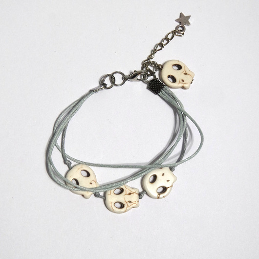 bransoletki - inne Bransoletka - Czaszki - szara, sznureczki