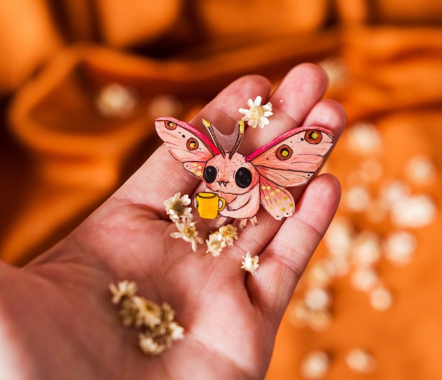 przypinki Różowa ćma Jadwiga przypinka