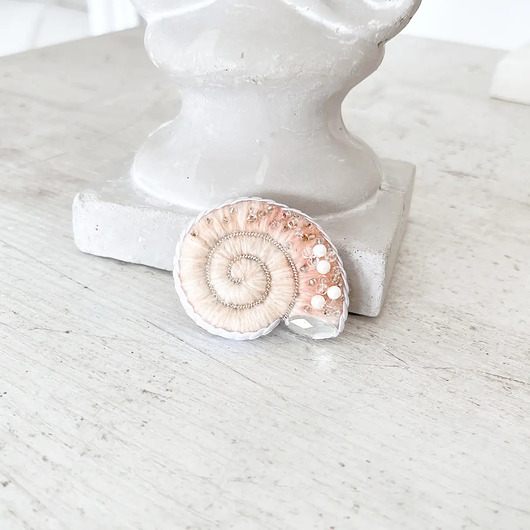 broszki Broszka MUSZLA 3 ręcznie haftowana przypinka morska muszelka