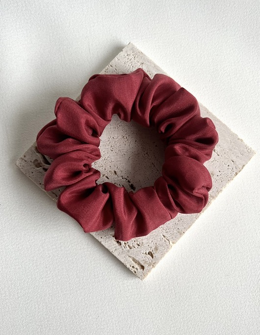 gumki do włosów Bordowa jedwabna gumka do włosów Cherry Silk - 9 cm