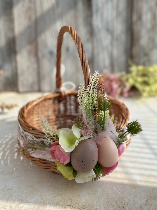 koszyki wielkanocne Wielkanocny koszyczek na święconkę, koszyczek z dekoracją