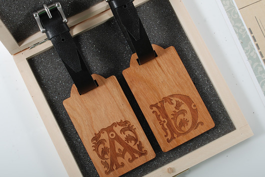 ZESTAW 2 personalizowanych zawieszek do bagażu MOODFORWOOD Studio
