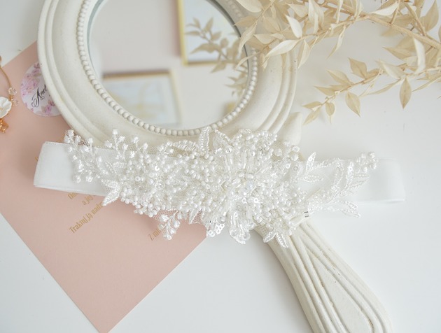 Romantyczna podwiązka zdobiona koralikami ivory Anelis Atelier