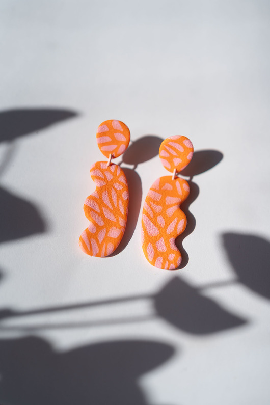 kolczyki z masy plastycznej Kolczyki fala w abstrakcyjny wzorek