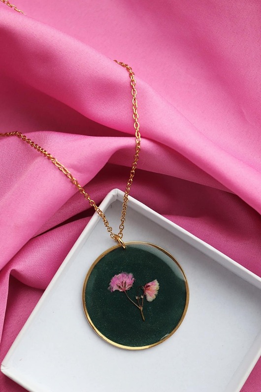 wisiory Medalion zielone koło z gipsówką