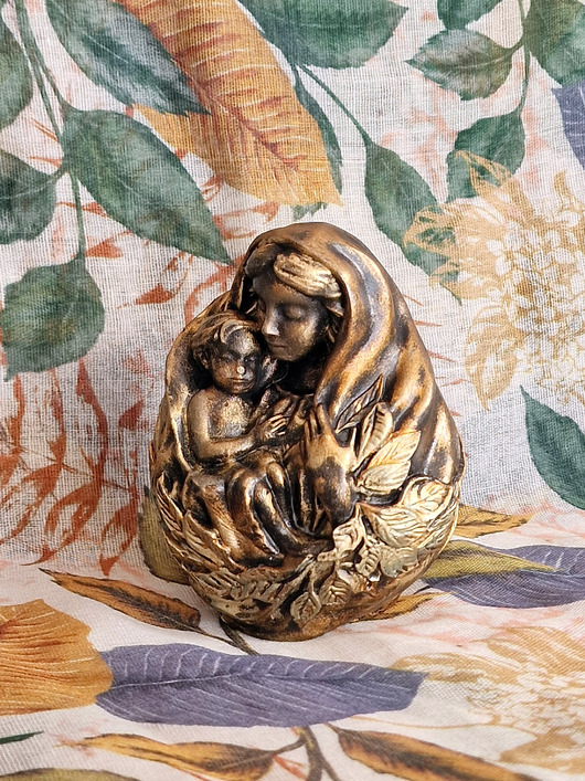 figurki i rzeźby Rzeźba Matka z dzieckiem miedziane złoto wys. 9,7 cm