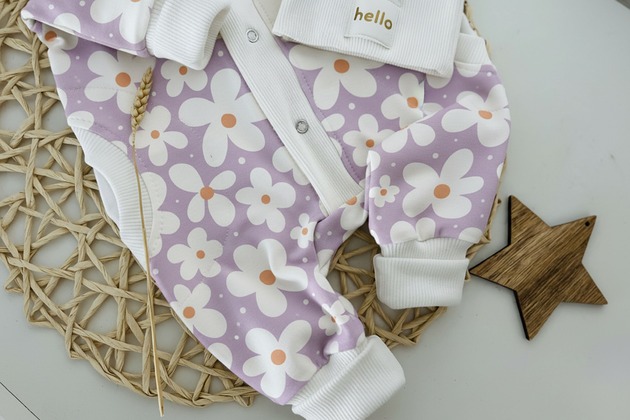 kombinezony dla dziewczynki Wiosenny kombinezon dresowy dla dziewczynki w kwiaty