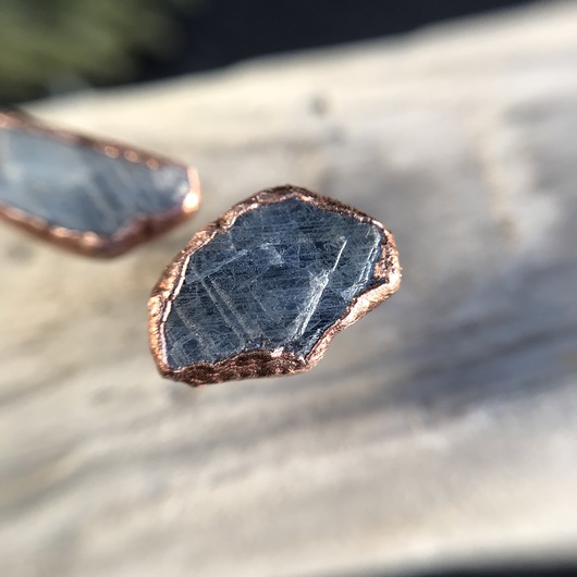 kolczyki z miedzi Małe kolczyki z surowym szafirem