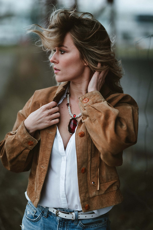 wisiory Kolia z rubinowym bursztynem na sznurze Inkluzja