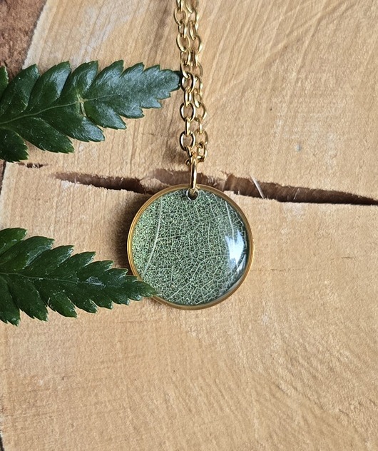 wisiory Złoty wisiorek z liściem roślina w żywicy