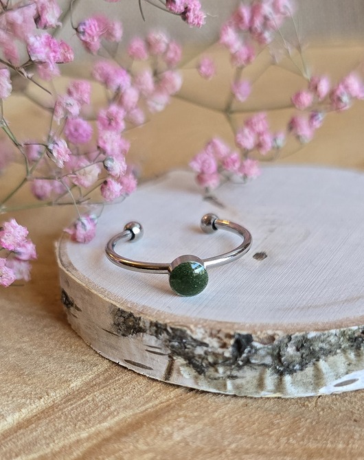 pierścionek z żywicy Pierścionek srebrny zielone oczko zielony minimalistyczny żywica brokatowy