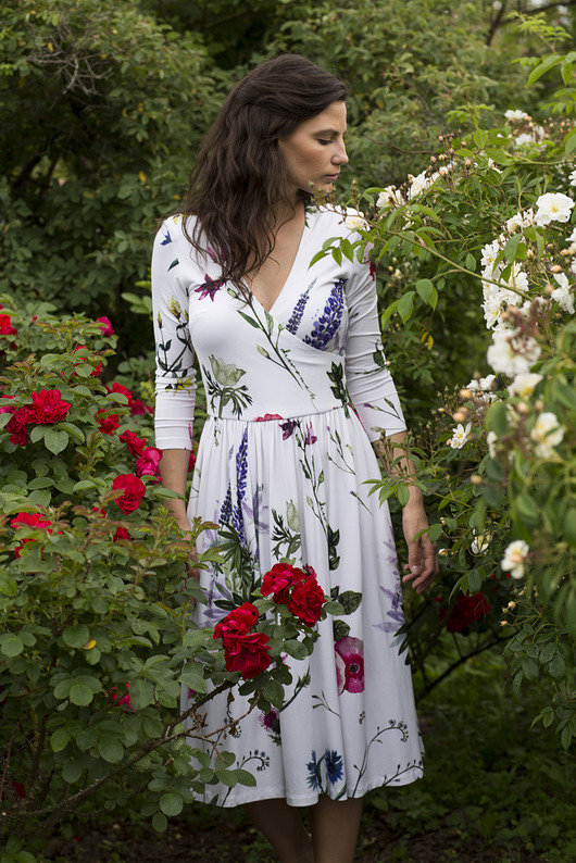 sukienki midi damskie Sukienka midi MASZ WIADOMOŚĆ kwiaty