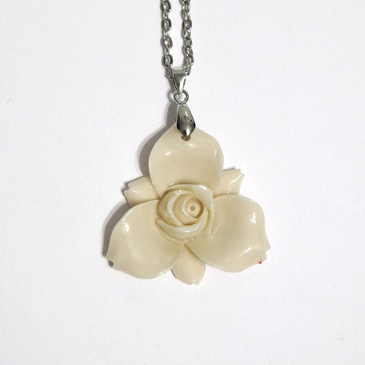 wisiory Naszyjnik - Kremowy kwiat - koral