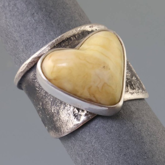 pierścionki srebrne Pierścionek serce z bursztynu
