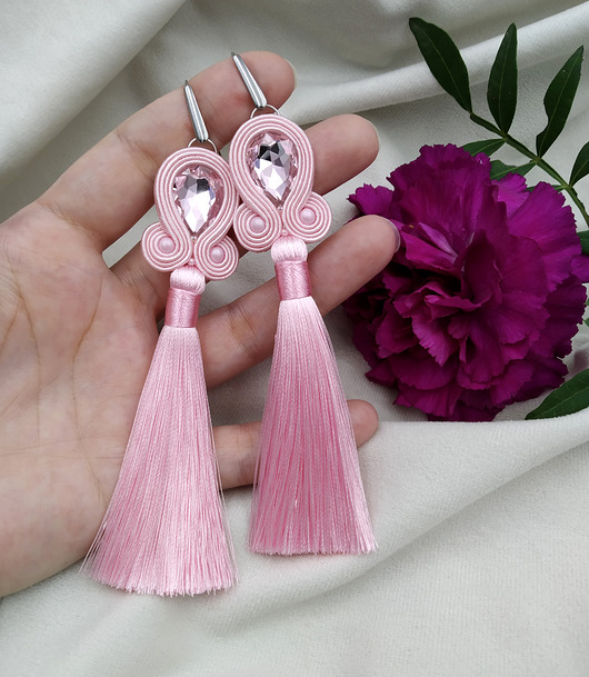 kolczyki soutache Kolczyki z chwostami, pudrowe różowe chwosty