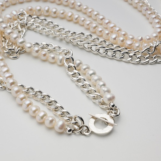 srebrne naszyjniki Długi naszyjnik z srebrnego łańcuszka i pereł. Perły i srebro 925