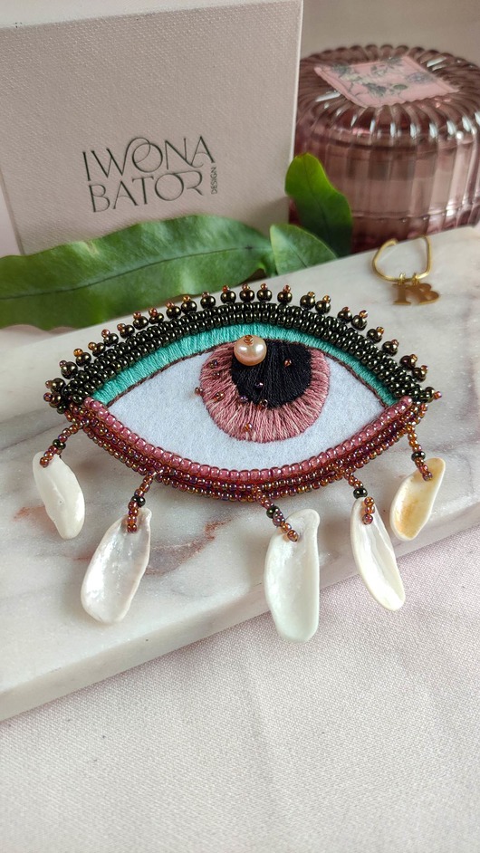 broszki Broszka oko z perłą i muszlami