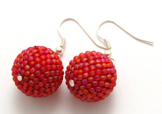 Kolczyki beaded balls czerwony opalizujący mat MadeByInati