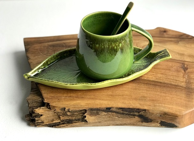 kubki Zielony kubek ceramiczny z talerzykiem LIŚĆ