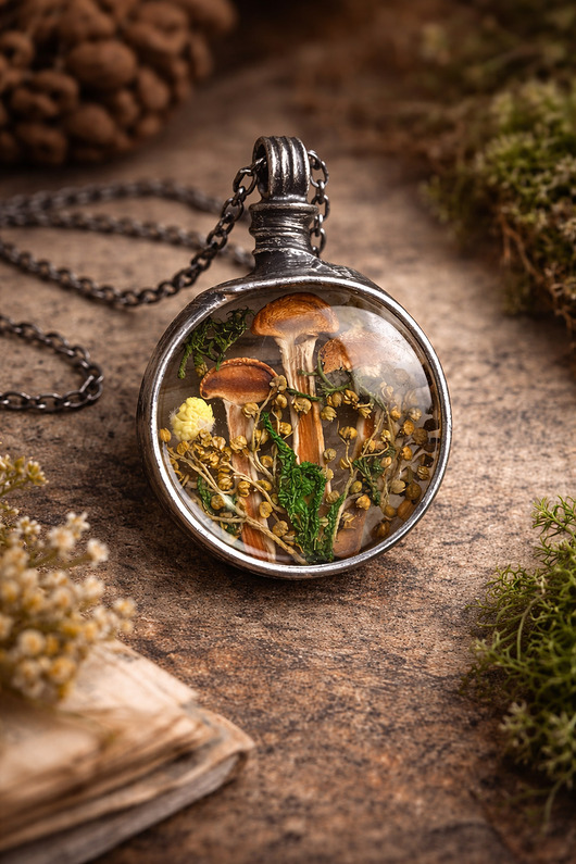 wisiory Spacer po lesie