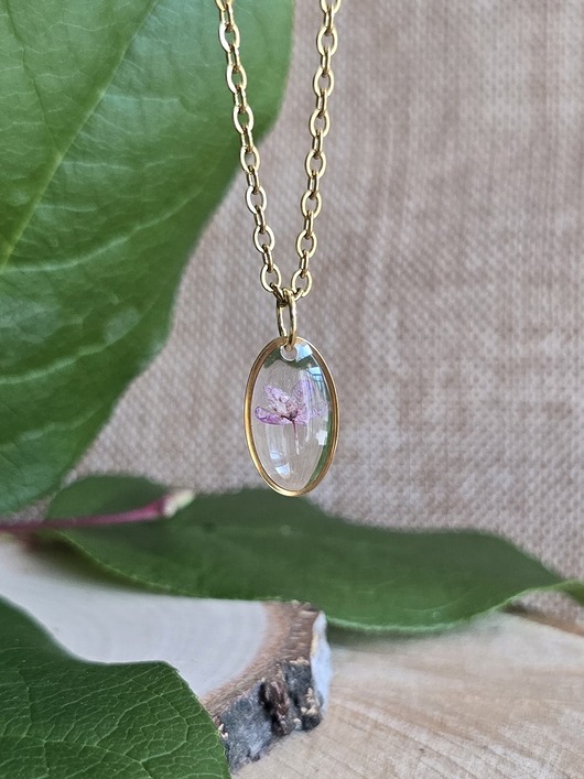 wisiory Złota jajowata zawieszka z kwiatami