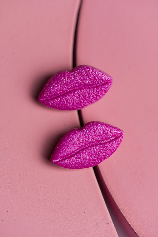 kolczyki z masy plastycznej Pojedyncze sztyfty usta Magenta