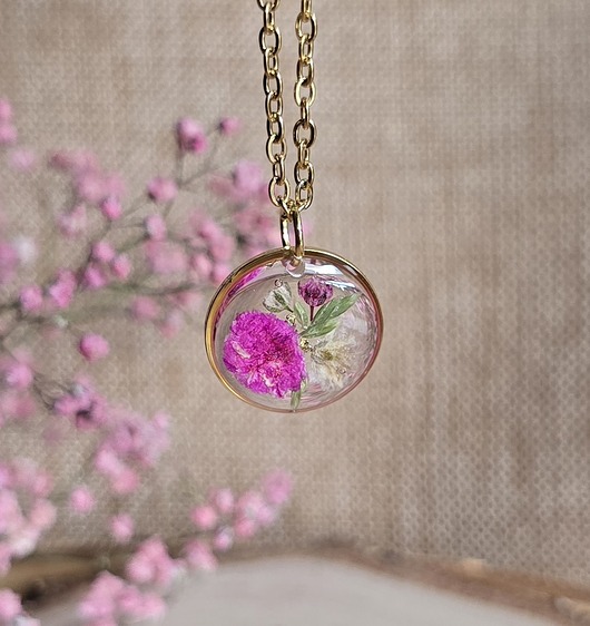 wisiory Łąka kwiatowa różowa Złota zawieszka złoty wisiorek kwiaty żywica