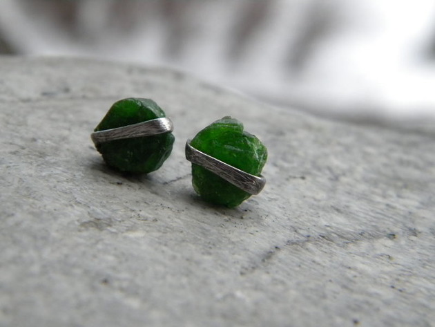 kolczyki wire wrapping Diopsyd - surowe kamienie - sztyfciki