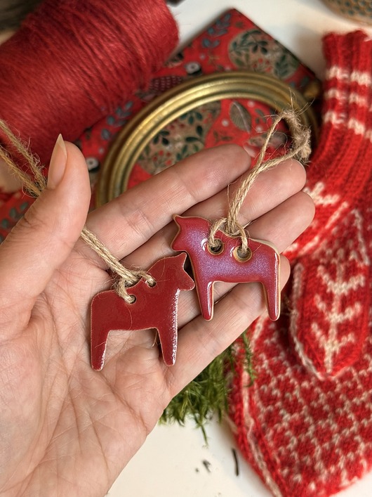 dekoracje świąteczne Koniki ceramiczne zawieszki, zestaw 2 czerwonych koników