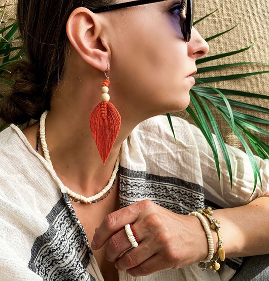 kolczyki z piórami Długie wiszące kolczyki piórka/listki- boho, hippie, festiwalowe