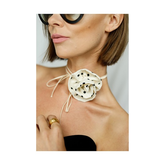 chokery Kremowy choker w groszki