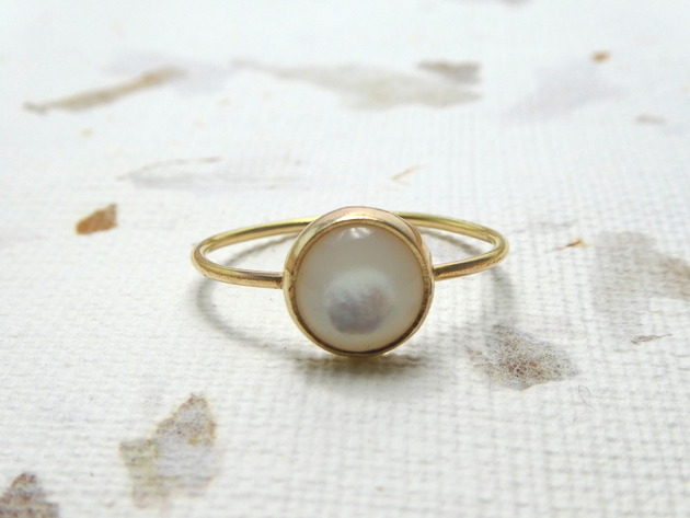 pierścionki zaręczynowe Złoty pierścionek z masą perłową