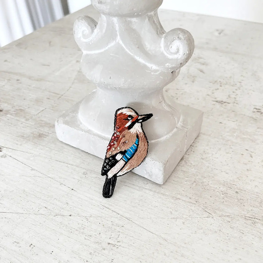 broszki Broszka PTAKI SÓJKA 1 ręcznie haftowana przypinka koraliki haft