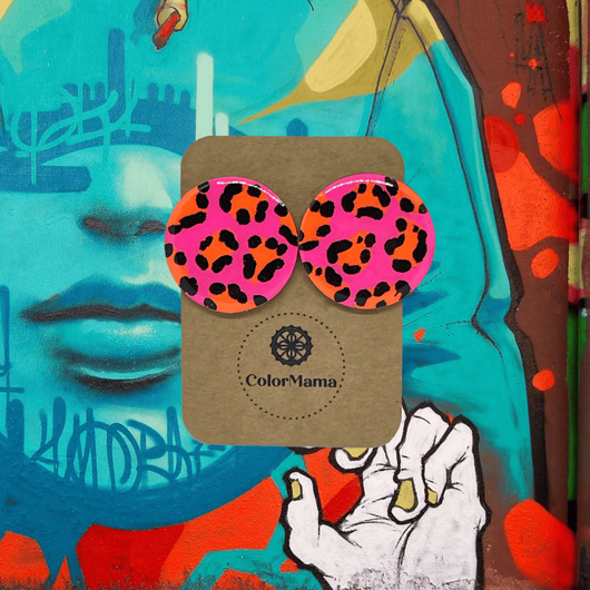 kolczyki drewniane Neon Pink Leopards duże wyraziste kolczyki panterka