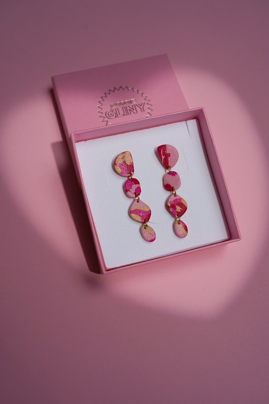 kolczyki z masy plastycznej Wiszące łańcuszki w marmurkowy wzór