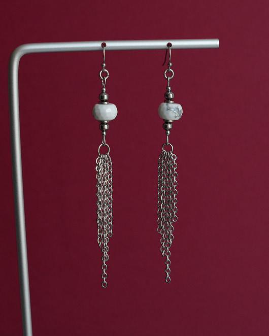 kolczyki srebrne Długie kolczyki ze stali z howlitem i łańcuszkami