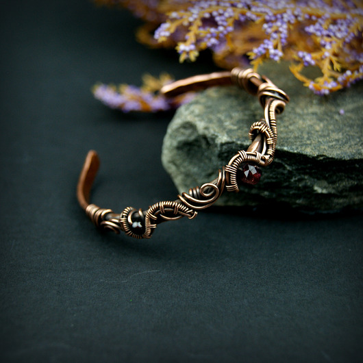 bransoletki wire wrapping Miedziana bransoleta mankietowa z granatem