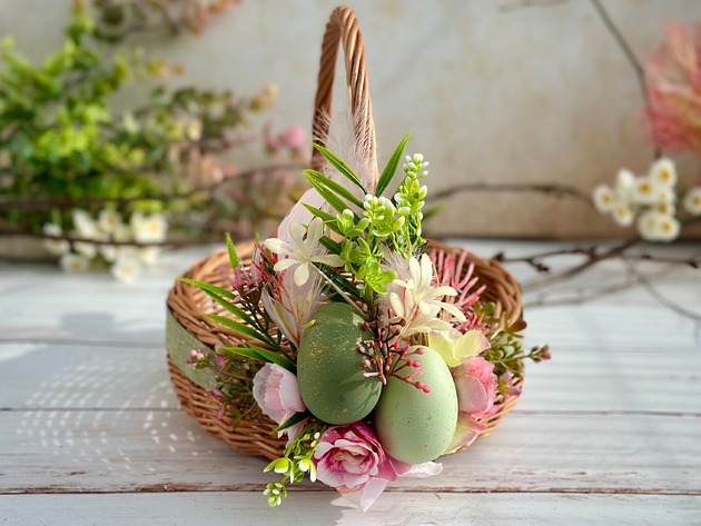 koszyki wielkanocne Wielkanocny koszyczek na święconkę, koszyczek z dekoracją