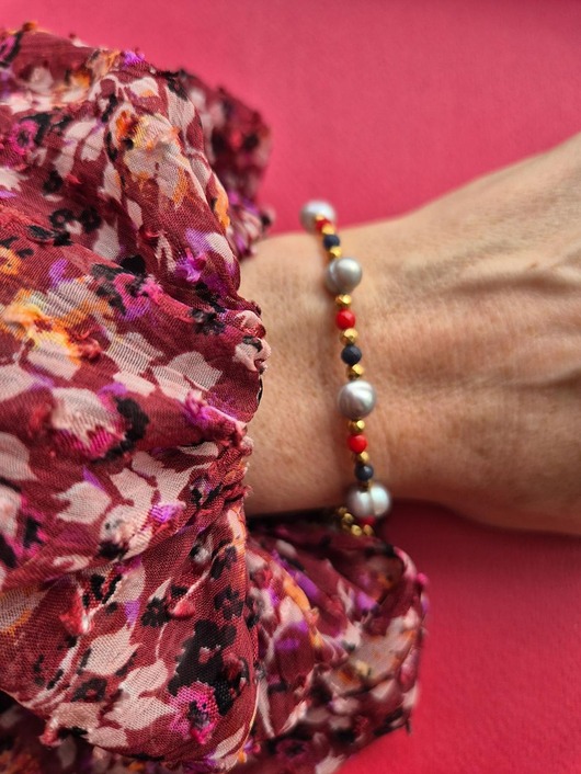 bransoletki z kamieni naturalnych Wzorzysta bransoletka z szarych pereł, korali, szafirów z zawieszką