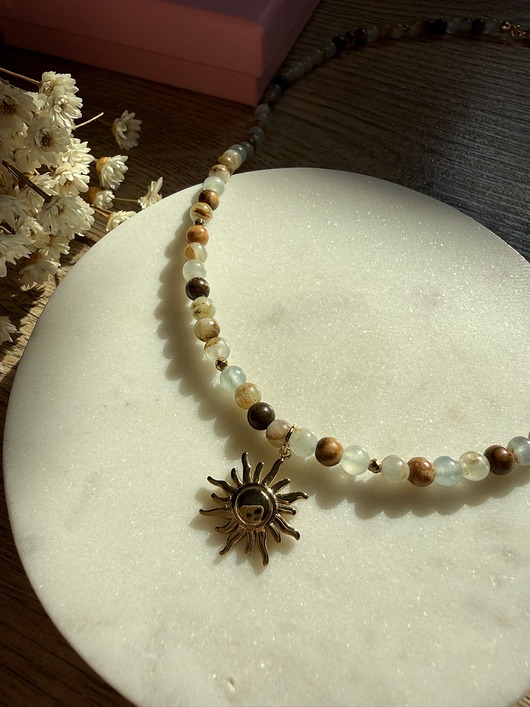 chokery Choker z błękitnego kalcytu ze złotą zawieszką słońce