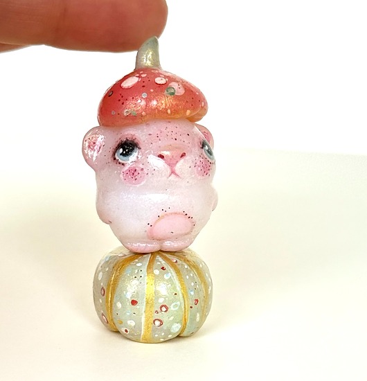 figurki i rzeźby Miniaturowa Figurka - Leśny Miś - Skrzat w Kapeluszu, Stojący na Kielichu