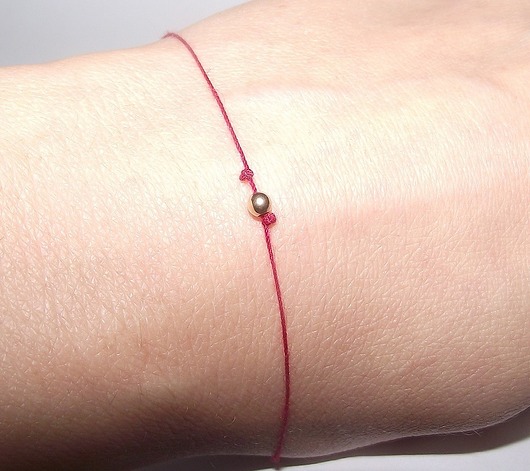 bransoletki na sznurku Złota 585 kuleczka na czerwonej nitce
