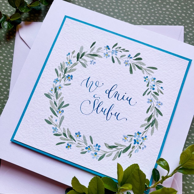 kartki scrapbooking Kartka ślubna ręcznie malowana i kaligrafowana z wiankiem niezapominajek